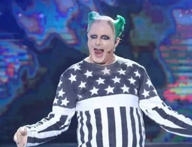 «Your Face Sounds Familiar»: Η μεταμφίεση του Τσαρούχα σε... Prodigy! (βίντεο)